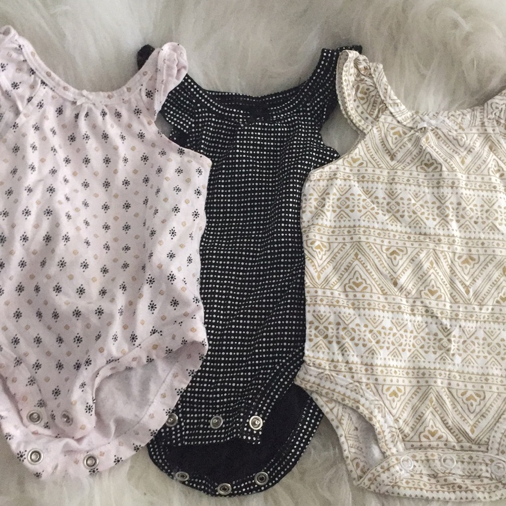 Newborn girls’ 3-piece onesie set
